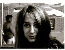 8x10 B&W ZDJĘCIE SUZE ROTOLO na FESTIWALU FOLK NEWPORT w 1963 roku