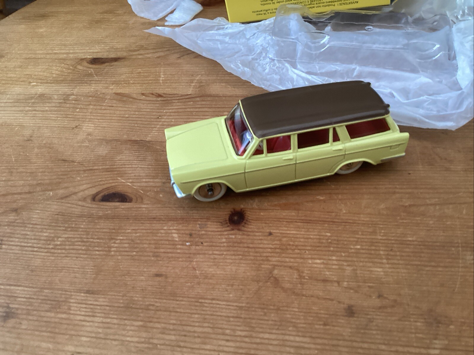 DINKY TOYS 548 FIAT 1800 FAMILIALE BLEUE