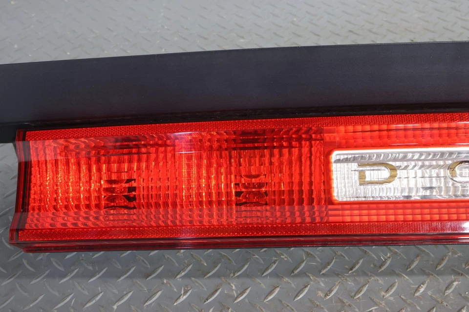 Lámpara de luz trasera izquierda izquierda izquierda Dodge Challenger R/T 11-14 (probada) pestaña de montaje rota Foto 3 de 4