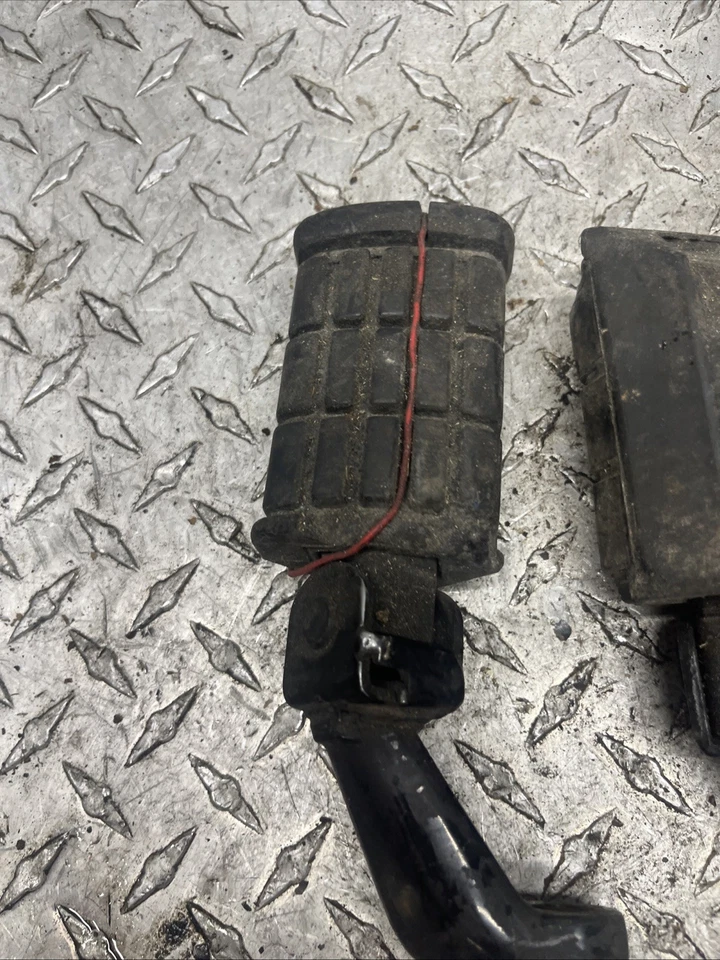 YAMAHA DRIVER FOOT PEGS 1981 YAMAHA XS1100 81 - Imagem 2 de 4