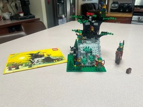 Lego 6066 Camouflaged Outpost 100% complete with 6 mini figs & original manual