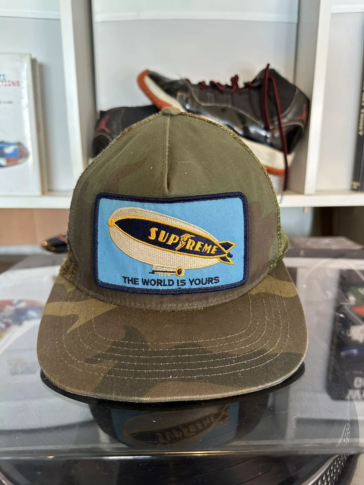 Casquette en maille de marque de démarrage Supreme « The World Is Yours ». Chapeau camionneur en camouflage SS12