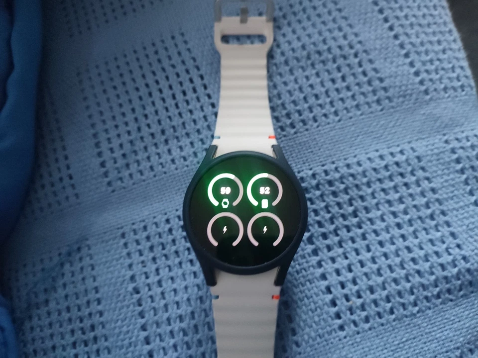 Samsung Galaxy Watch 7 BT 40mm CR Mit OVP Ladegerät Magnet Armband Uhr Neu  - Bild 2 von 4