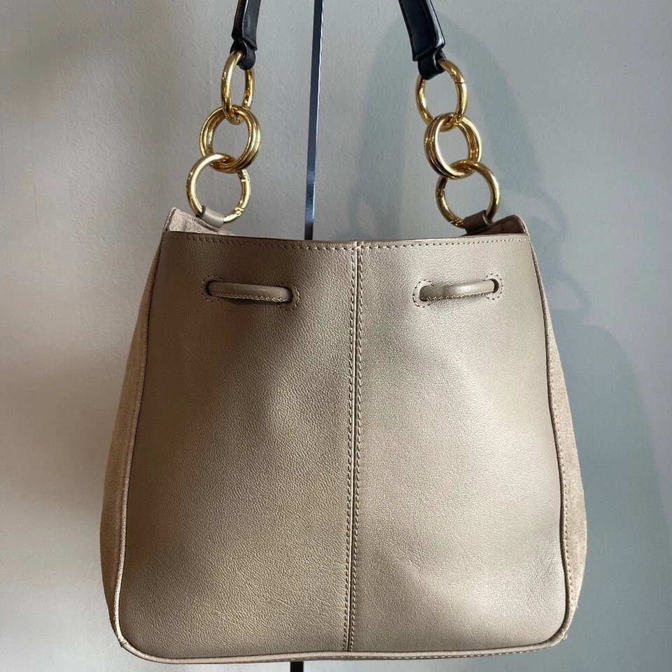 Bolso cubo See By Chloé Tony de gamuza tostada y cuero con asa de anillo dorado - Usado Foto 2 de 4