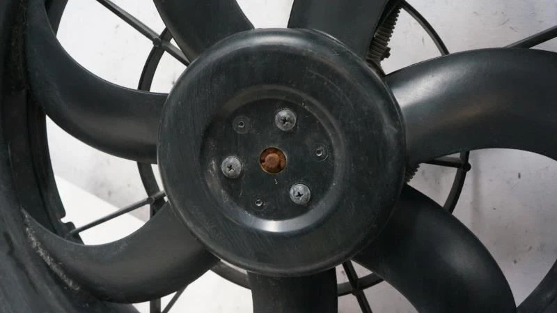 2009-2013 Kia Forte EX 2.0L Ensamblaje de Motor de Ventilador de Enfriamiento de Radiador 253801M050 OEM Foto 3 de 4