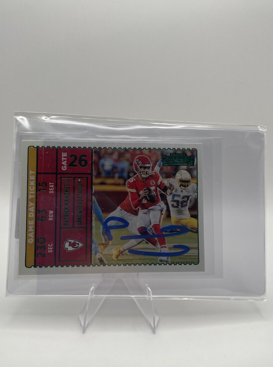 Patrick mahomes on card Auto chase pack READ DISCRIPTION