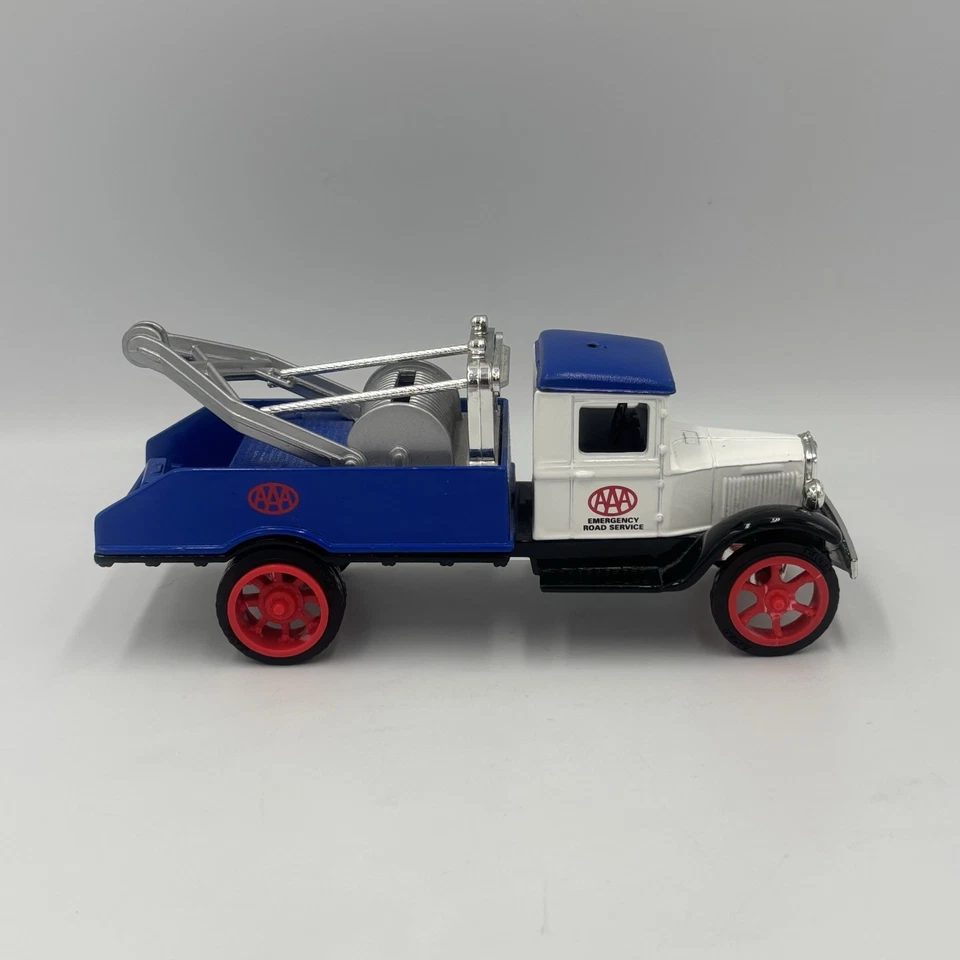 ERTL COLLECTIBLES 1931 HAWKEYE TOW TRUCK DIECAST METAL VEHICLE ~ 1/34 SCALE - Image 4 of 4