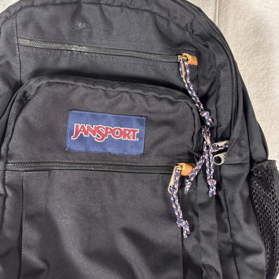 Mochila Jansport Cool Student Negra Cuero Marrón Bolsillos Inferior Malla Lateral Foto 2 de 4