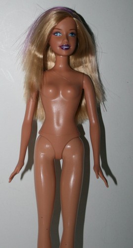 Mattel Barbie Doll Blonde Hair with Purple Streaks, Bendable Legs, Beauty Mark - Imagen 6 de 11