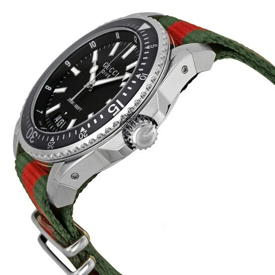 Montre GUCCI Dive 45 mm cadran noir mat vert rouge nylon tissé YA136209A