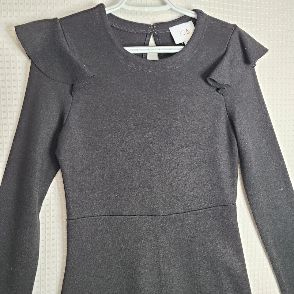 Vestido negro manga larga pequeño de tela pesada JOA Just One Answer para mujer usado en excelente estado Foto 2 de 4