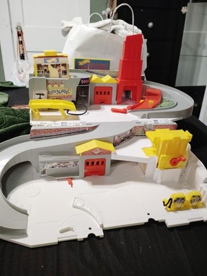 Hot Wheels Car Wash & Service Station Center Playset Fold Sto-N-Go