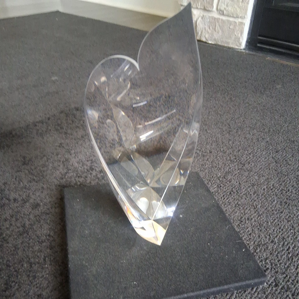 Escultura de cristal en forma de corazón con base de tierra 10,5 x 5 x 3 pulgadas Foto 3 de 4