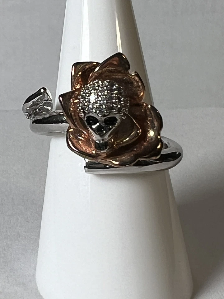 Anillo de calavera y rosa enchapado en plata y rosa Wicked con circonita cúbica transparente y roja tallas 7 y 8 Foto 2 de 4