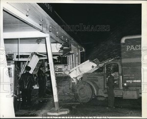 1947 crashed wash seattle semi truck press building into