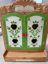 Vintage 1981 Strawberry Shortcake Berry Patch Carry Case with many Miniatures