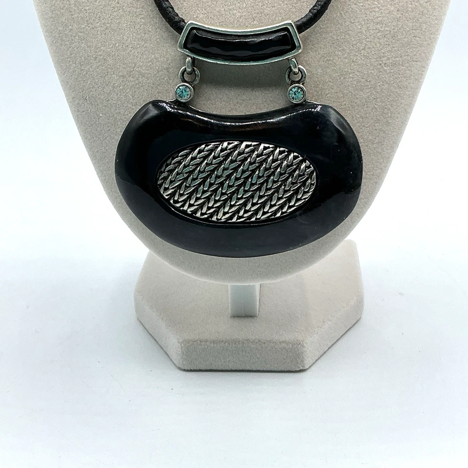Collar de cuero llamativo colgante grande tono plata piedra negra Chicos Foto 2 de 4