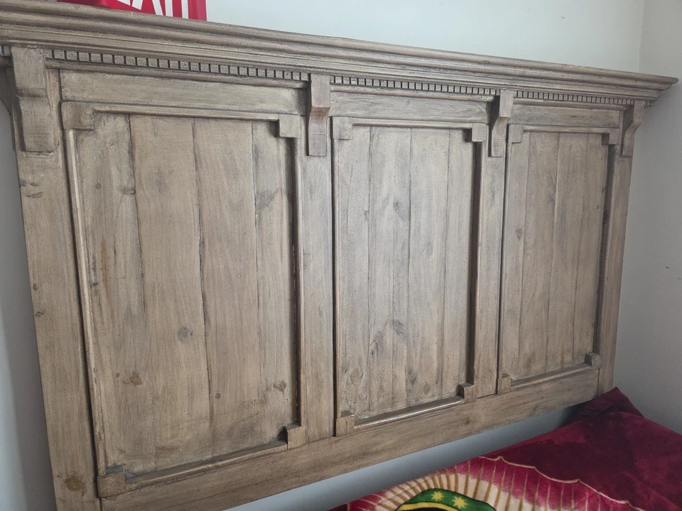 Marco de cama tamaño queen con 2 mesitas de noche y un tocador de 10 cajones con espejo Foto 4 de 4