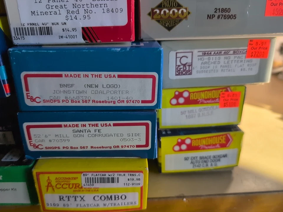 Lot of 16 New Vintage HO Scale Train Cars Roundhouse/Accurail/Athearn/Atlas  - Image 3 of 4