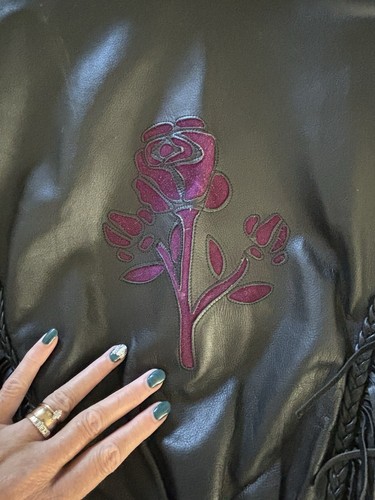 Cappotto UNIK pelle abbigliamento donna 4XL nero con rose viola e frange biker grunge - Foto 3 di 21
