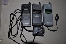 3 MOTOROLA DIGITAL PERSONAL COMMUNICATOR FLIP CELL PHONES 1 Works w/Charger