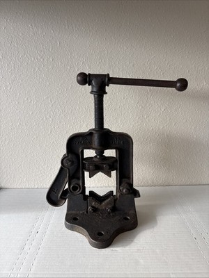 Vintage REED MFG CO PIPE VISE, - CAST IRON ERIE PA USA Bench Mount-Primitive 