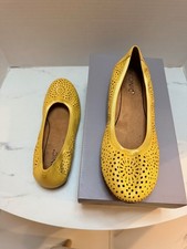 Womens Vionic Robyn Perf NPA Flats Buttercup Leather Slip On Shoes Size 8 WBox