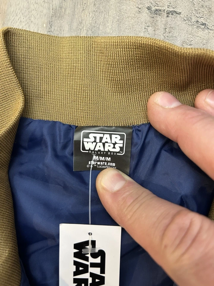 Jaqueta Bombardeiro Star Wars Galaxy Box Sabacc League Masculina Média Azul Dourado Nova Com Etiqueta - Imagem 4 de 4