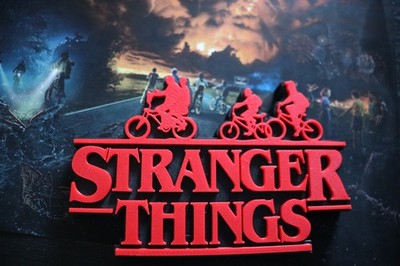 STRANGER THINGS 3D-Schriftzug schwarz/rot