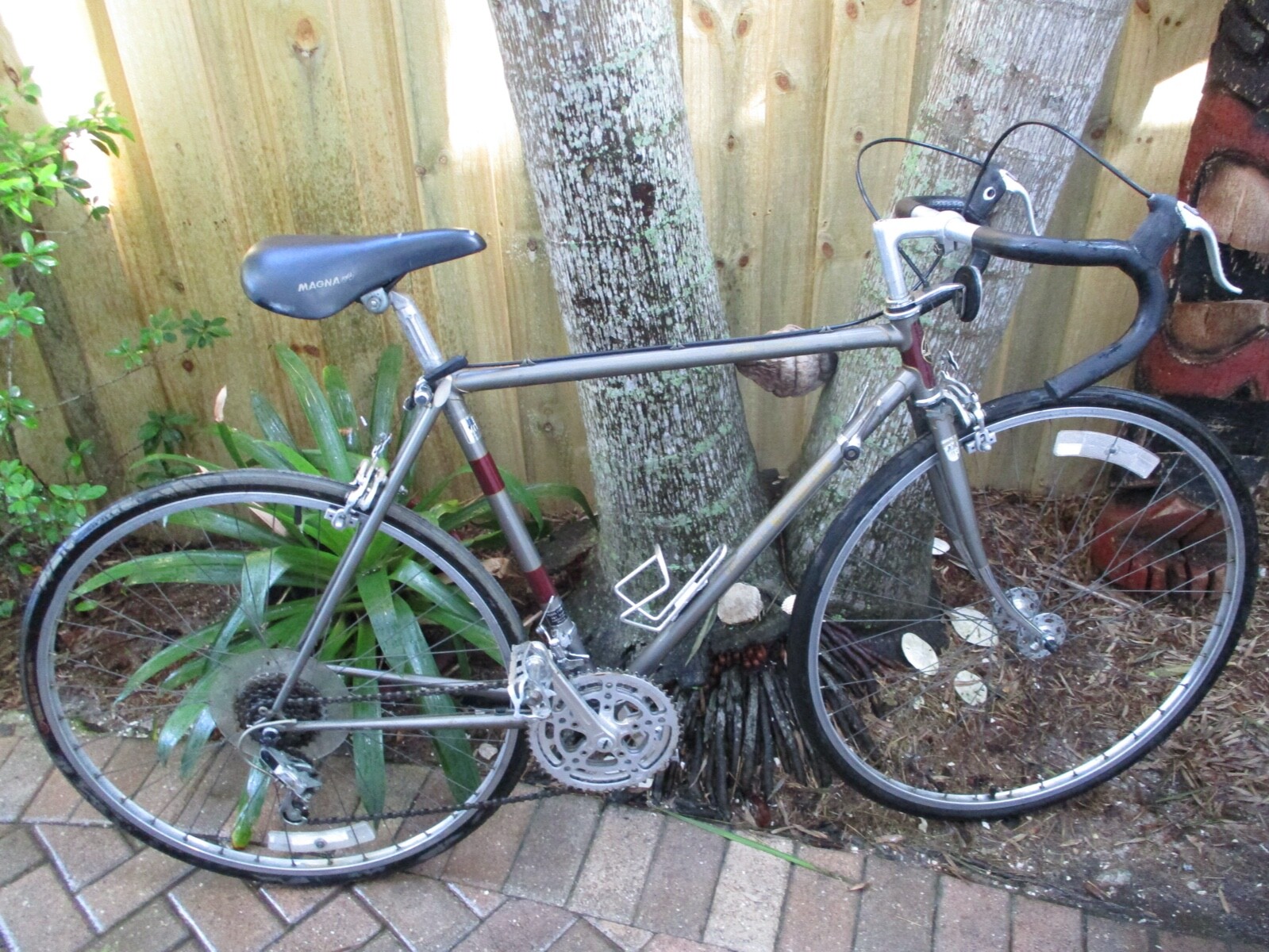 Vintage Motobecane Made in France Grand Touring 18 Speed Road Bicycle (150.00 USD) Vintage Motobecane Made in France Grand Touring 18 Speed Road Bicycle (150.00 USD)