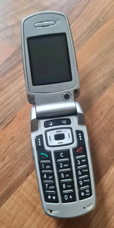 Samsung SGH Z500 Mobile Phone No Battery  - Image 2 of 4