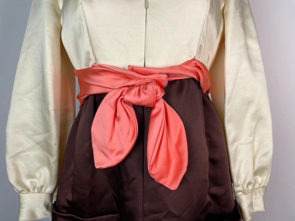 Vestido Vintage Años 50 Satinado I. MAGNIN Marfil Marrón con Lazo y Broche Extraíble 10 EE. UU. Foto 4 de 4