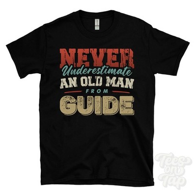 NEVER UNDERSCHIMATE AN OLD MAN FROM GUIDE T-SHIRT Weihnachtsgeschenk Blackburn Blackamoor