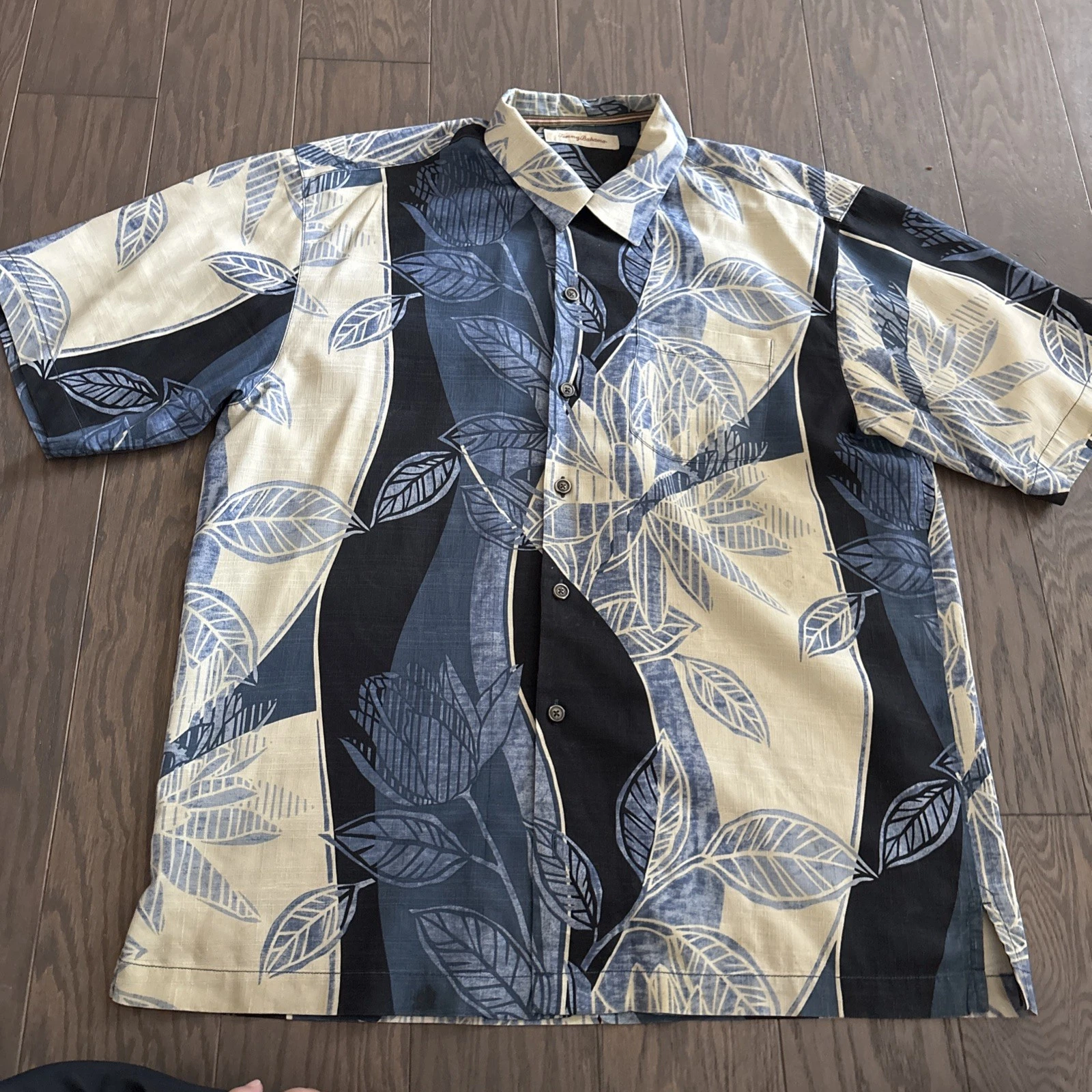 Tommy Bahama Button Up Short Sleeve Silk Shirt Mens L Floral EUC Beach Large EUC