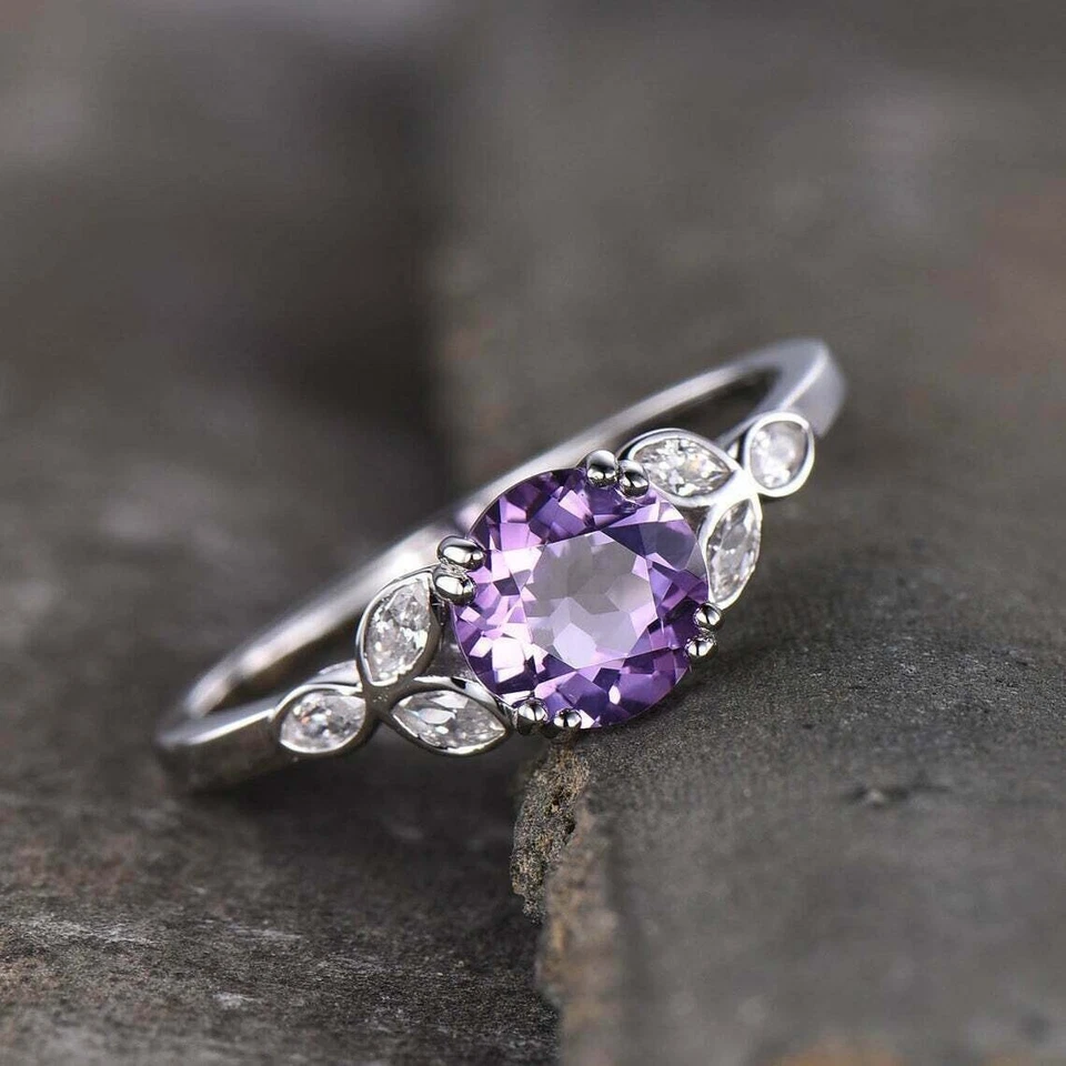 Anillo de mujer de amatista púrpura simulada de corte redondo de 2 quilates enchapado en oro blanco de 14 k plateado Foto 4 de 4