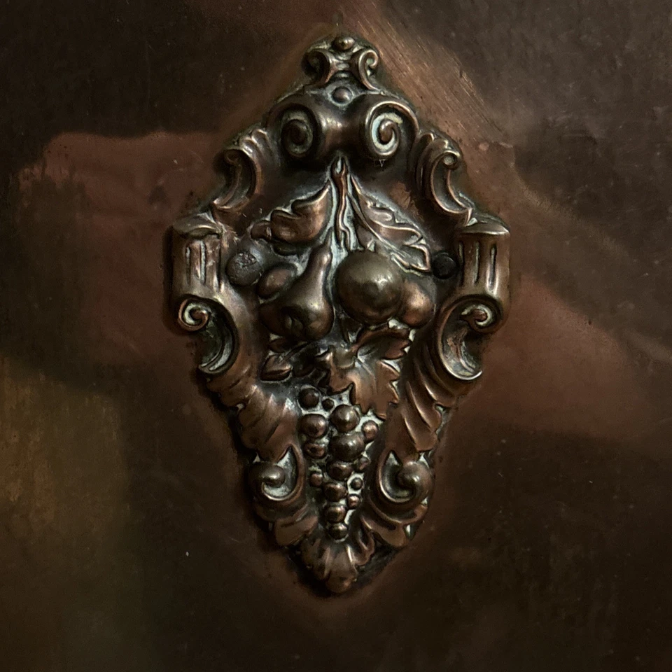 "Antiguo protector de pantalla contra incendios de cobre y latón diseño de frutas neoclásicas 28"" x 19""" Foto 3 de 4