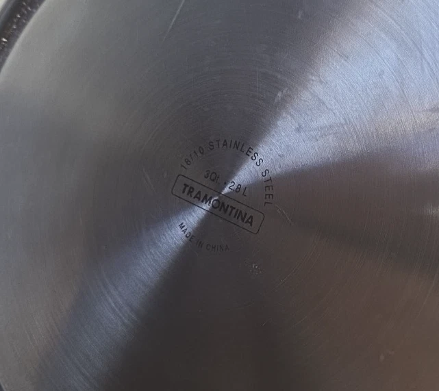 Tetera silbante Tramontina de acero inoxidable 18/10 de 3 cuartos Foto 4 de 4