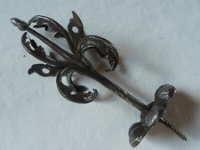 Nakładka na biżuterię do mebla, przykręcana, z żołędzią jako koronką, kute żelazo