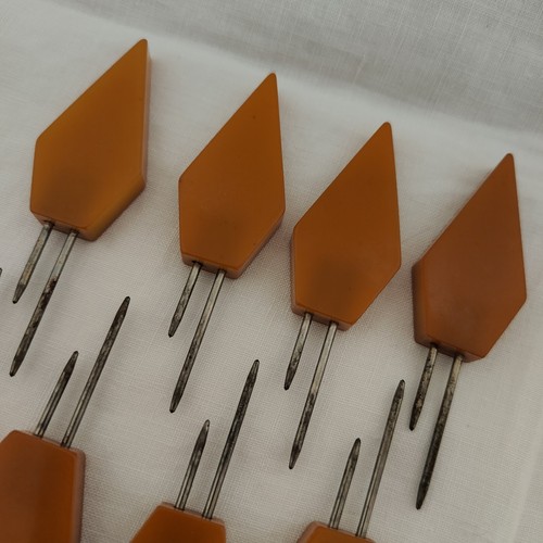 Vintage KOB-KNOBS Corn Cob Holders/Spears/Picks Butterscotch Bakelite Set of 8 - Picture 5 of 12
