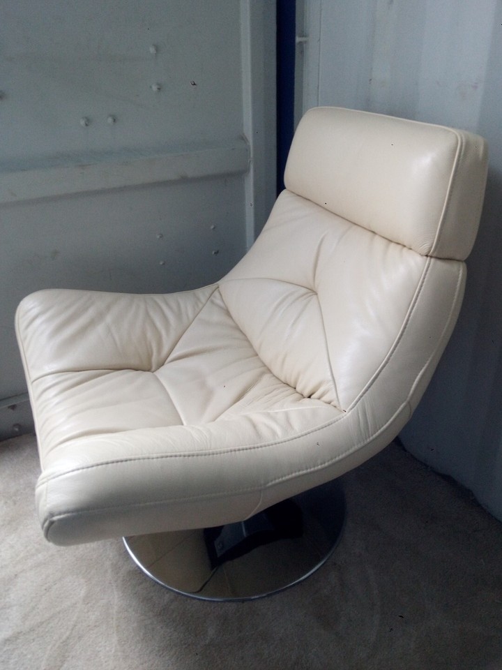 * Furniture Village Dali Swivel Leather Lounge Retro Chrome Arm Chair