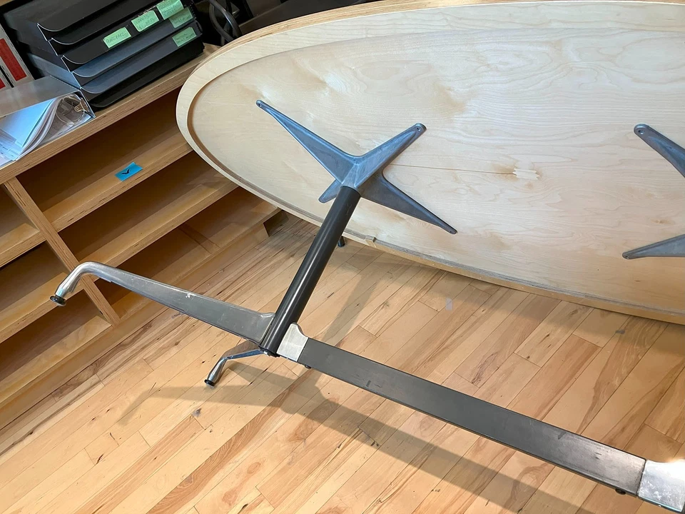 Herman Miller 的 Eames 底座定制上衣。 会议或餐桌 — 第 3/3 张图片