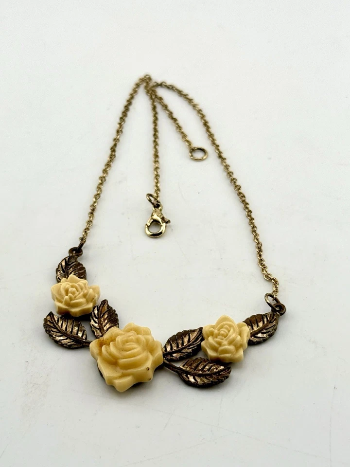 Collar de 20 pulgadas tono dorado con rosas amarillas con hojas de oro   AB-4 Foto 3 de 4