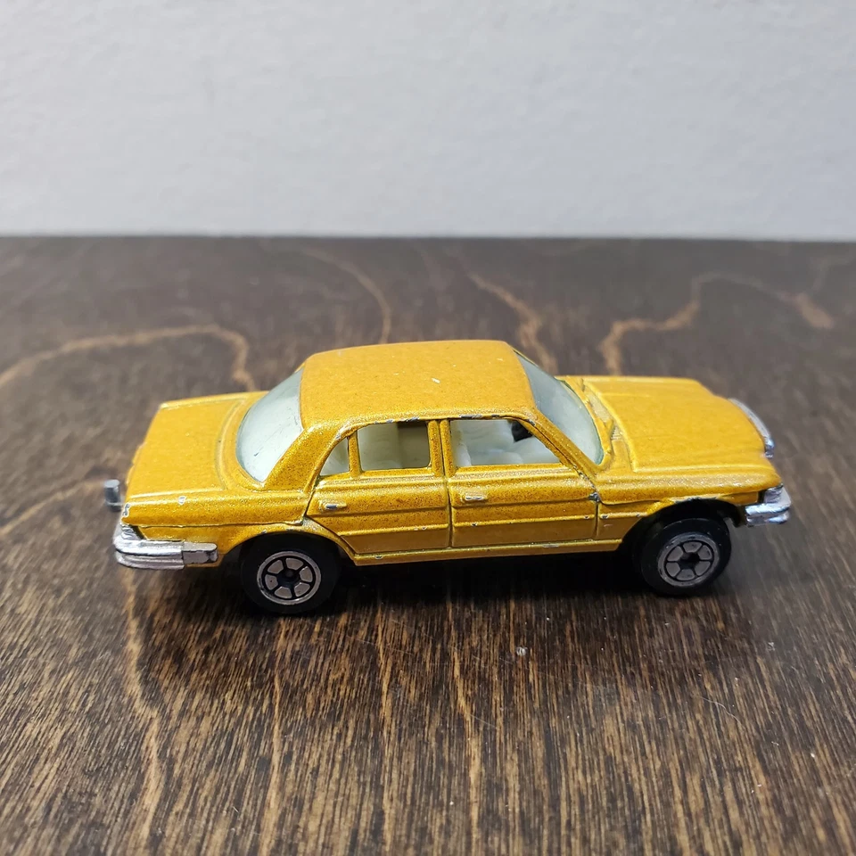 Yatming Mercedes Benz 450 SEL Sparkly Gold Trailer Hitch 1:64 1012 Hong Kong Vtg - Image 2 of 4