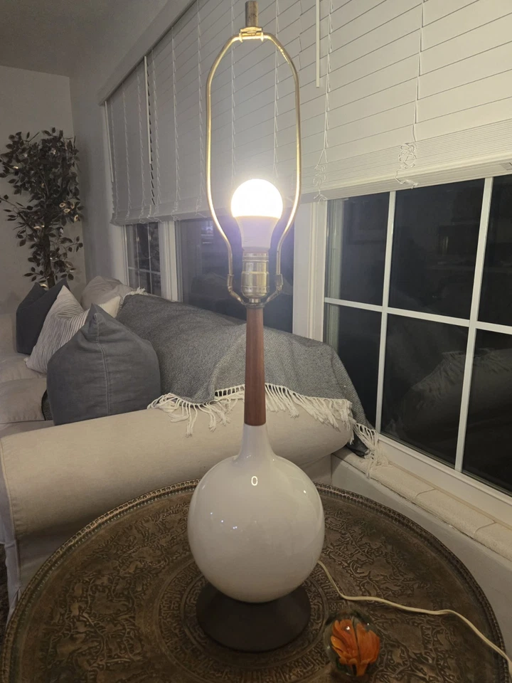 Винтажная современная тиковая белая фарфоровая лампа середины века MCM - Изображение 4 из 4