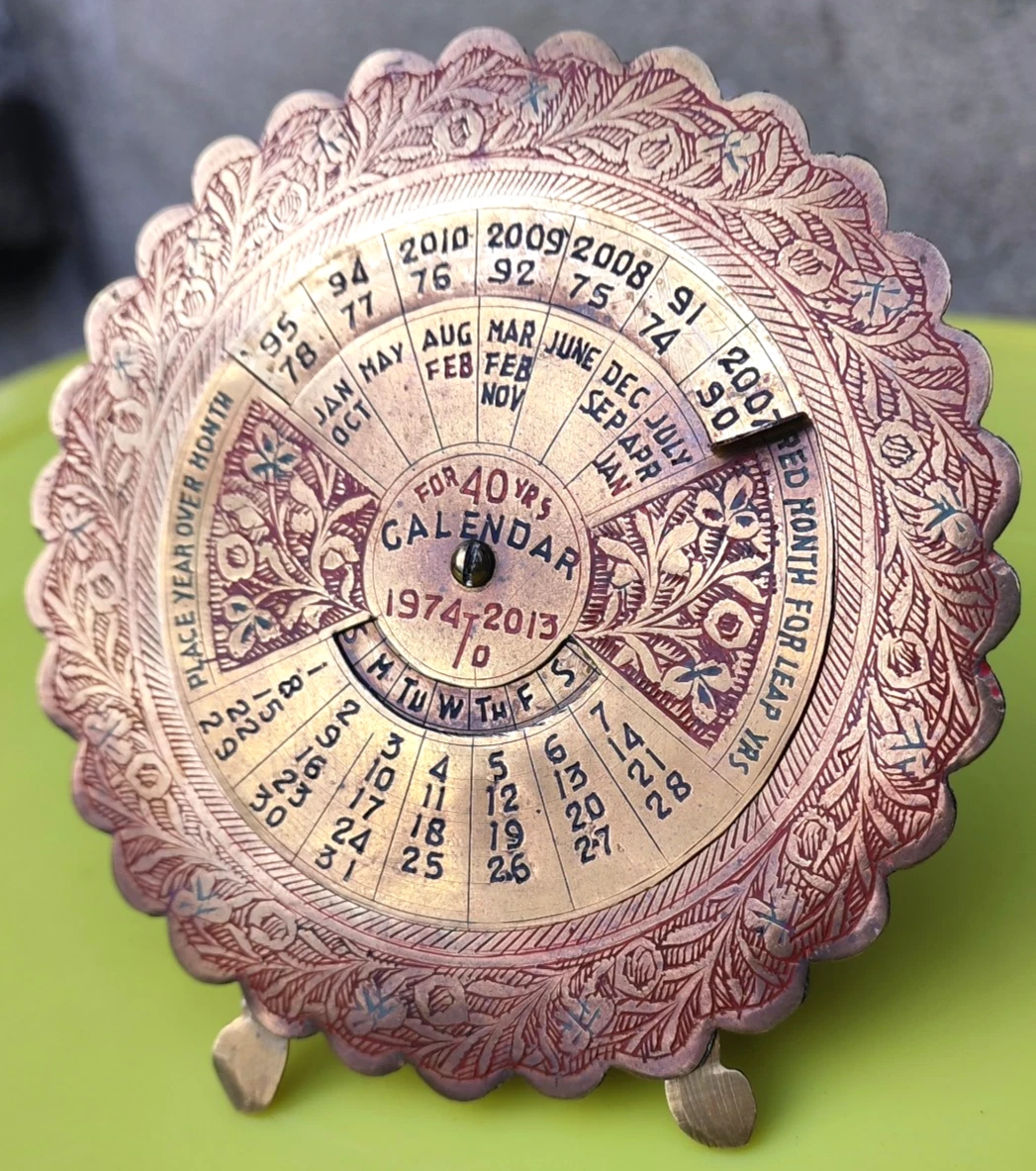 Calendrier Perpétuel 100 Ans En Laiton Avec Calculateur D'Heures Mondial – Objet Déco Vintage