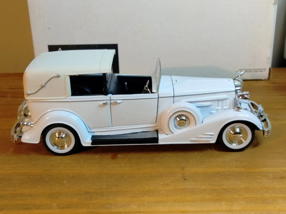 1933 Cadillac Fleetwood+1933 Cadillac Town Car 1/32 Diecast Signature Models - Image 3 of 4