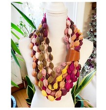Gehäkelte ausgefallene pastellrosa-gelb-beige Bommel Halskette - Halstuch - Frau