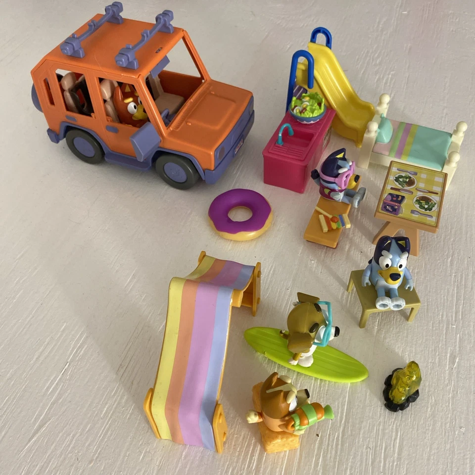 Bluey and Friends 家庭玩偶套装混合游戏套装角色玩具露营车  — 第 2/2 张图片