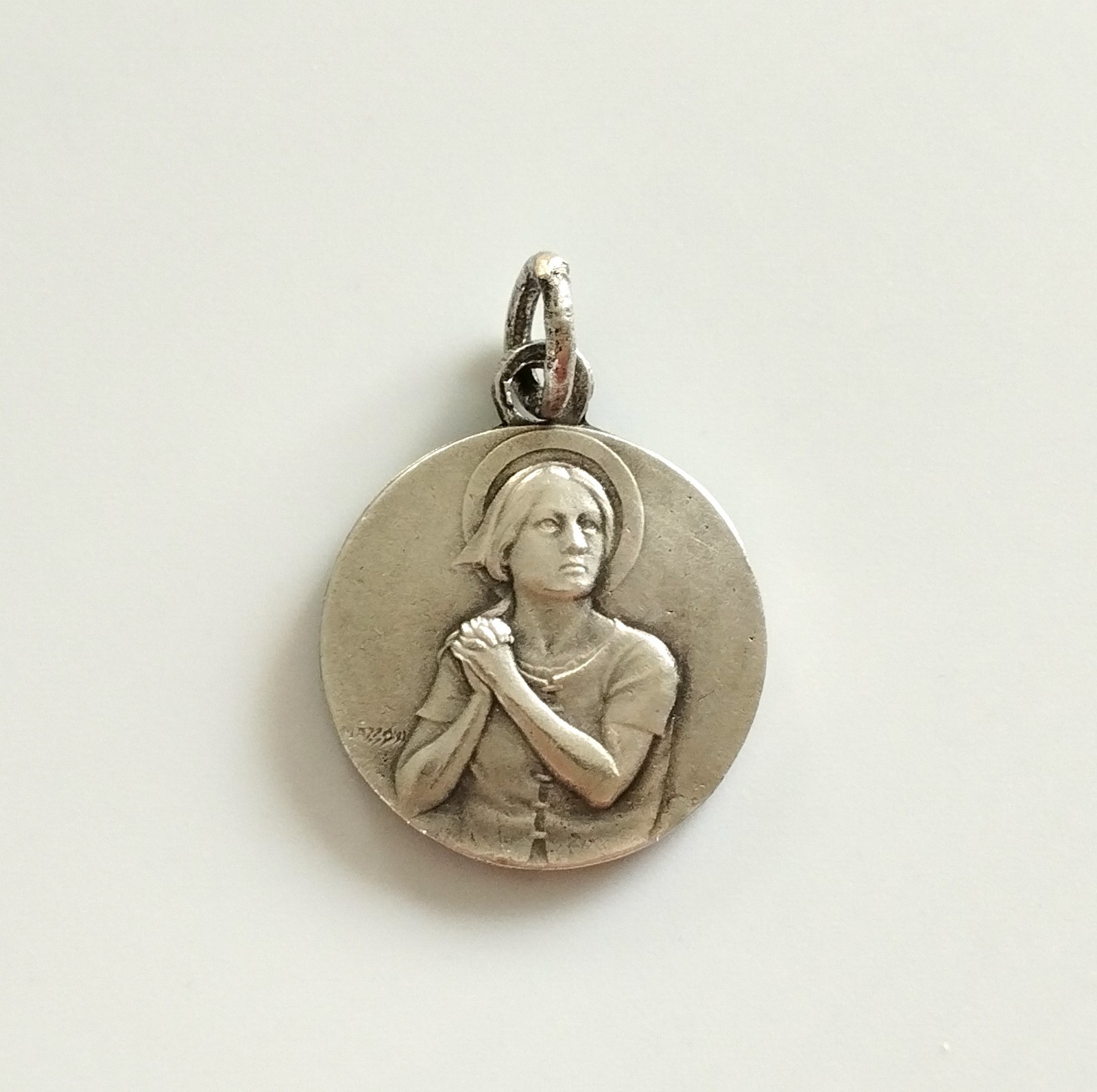 Antigua medalla de metal pastora Juana de Arco de Mazzoni