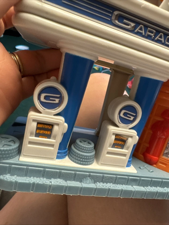 Matchbox Garage Adventure Playset 2004 Elevator Tri-level Gas Station / Workshop - Image 4 of 4